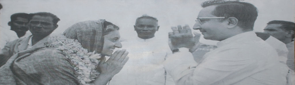 Raja Saheb of Vizianagaram Greets former Prime Minister Smt. Indiragandi